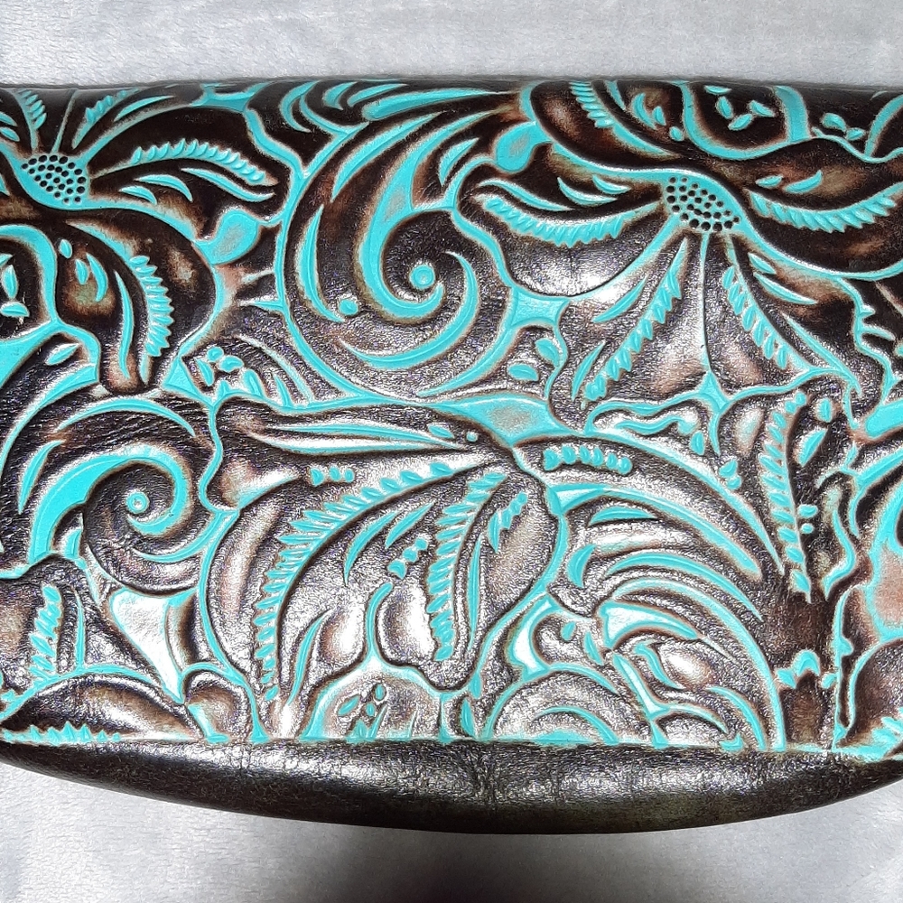Purse/clutch/magnetic closure